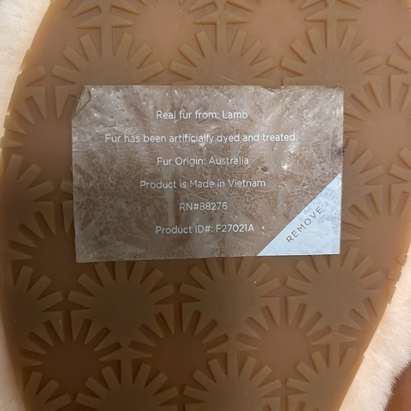 ♻️DONATED DEC. 2023♻️ 
NEW Ugg Fluff Yeah Slides in baby peach size 7 - Picture 9 of 12